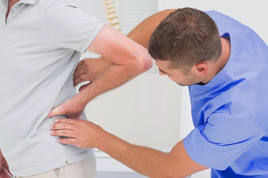 Doktor tarafından tanı muayenesinde bel ağrısı olan bir hasta